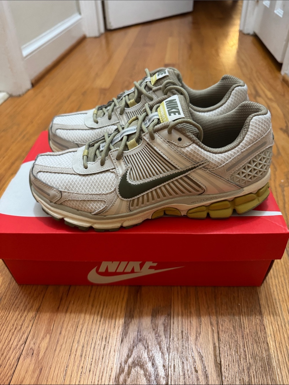 Nike Zoom Vomero 5 - size 8M/9.5W